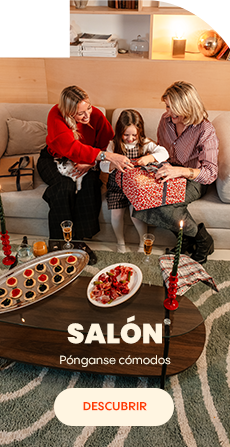 Escena de salón con una familia abriendo un regalo en el sofá, una mesa de centro con aperitivos y un ambiente acogedor
